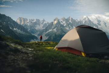Camping pod Lac de Cheserys z widokiem na masyw Mount Blanc, Francuskie Alpy - 726634033