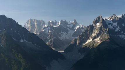 Camping pod Lac de Cheserys z widokiem na masyw Mount Blanc, Francuskie Alpy © Witold