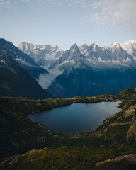Naklejka na ściany i meble Camping pod Lac de Cheserys z widokiem na masyw Mount Blanc, Francuskie Alpy