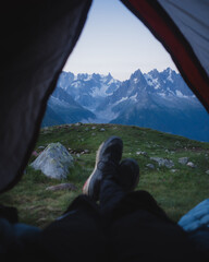 Camping pod Lac de Cheserys z widokiem na masyw Mount Blanc, Francuskie Alpy - 726634047