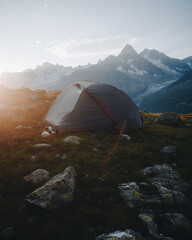 Camping pod Lac de Cheserys z widokiem na masyw Mount Blanc, Francuskie Alpy - 726634069