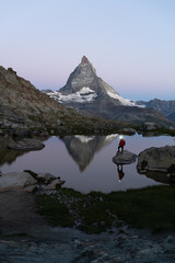 Wschód słońca pod jeziorem alpejskim z widokiem na Matterhorn, Szwajcaria - 726634206