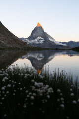 Wschód słońca pod jeziorem alpejskim z widokiem na Matterhorn, Szwajcaria - 726634207