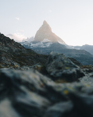 Wschód słońca pod jeziorem alpejskim z widokiem na Matterhorn, Szwajcaria - 726634217