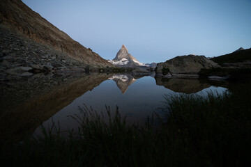 Wschód słońca pod jeziorem alpejskim z widokiem na Matterhorn, Szwajcaria - 726634236