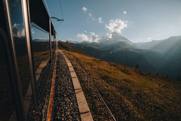 Pociąg z Zermatt pod Matterhorn, Szwajcaria - obrazy, fototapety, plakaty