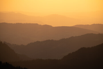 Minimalistyczne zdjęcie warstw gór o zachodzie słońca, Alpy - 726634264