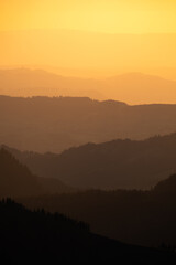 Minimalistyczne zdjęcie warstw gór o zachodzie słońca, Alpy - 726634287