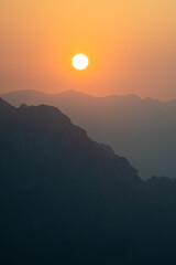 Minimalistyczne zdjęcie warstw gór o zachodzie słońca, Alpy - 726634458