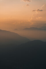 Minimalistyczne zdjęcie warstw gór o zachodzie słońca, Alpy - 726634460