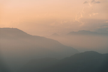 Minimalistyczne zdjęcie warstw gór o zachodzie słońca, Alpy - 726634472