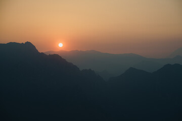 Minimalistyczne zdjęcie warstw gór o zachodzie słońca, Alpy - 726634475