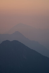 Minimalistyczne zdjęcie warstw gór o zachodzie słońca, Alpy - 726634486