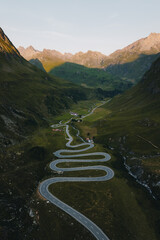 Furka Pass, przełęcz górska w Szwajcarii. Zdjęcie z drona - 726634487
