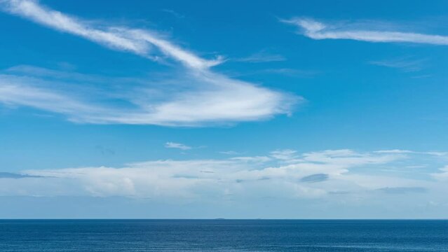 快晴の空と海　雲　タイムラプス　青空　自然　パン　 Beautiful sky, clouds, timelapse, blue sky, nature, overseas,tourist,Resorts