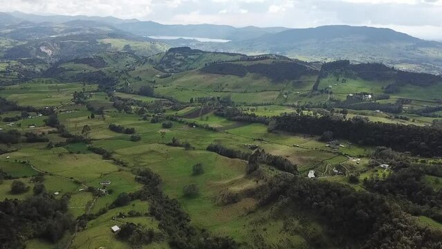 Toma a&eacute;rea de paisaje natural en La Calera, Cundinamarca - Colombia 5.