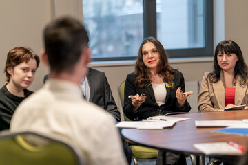 business meeting the audience asks a question or offers an idea to the speaker during a brainstorming session