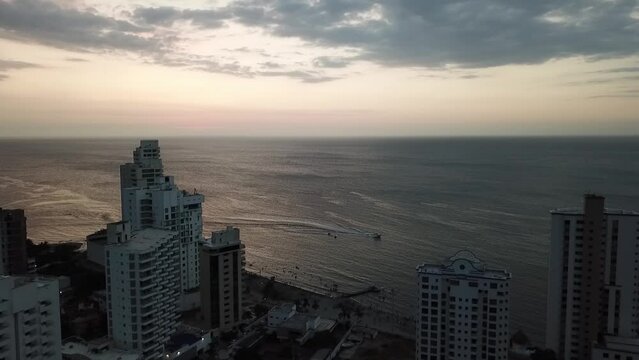 Atardecer en la playa de Santa Marta - Colombia, con el oc&eacute;ano y edificios cercanos 4.
