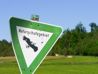 Schild kennzeichnet Naturschutzgebiet