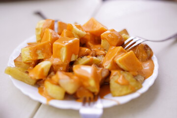 Patatas bravas, típico aperitivo de las terrazas de España