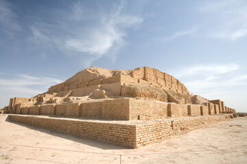 Obraz premium Iran Ziggurat in Chago Zambil on a sunny spring day.