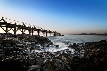 Mar en calma bajo un muelle en Lanzarote