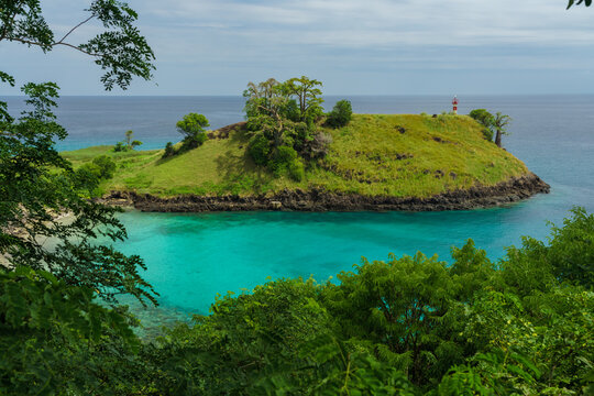Turquoise Waters and Lush Greenery at Ilheu das Cabras