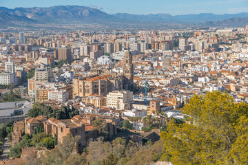 Fototapeta premium Vue aérienne de la ville de Málaga et de sa cathédrale. 