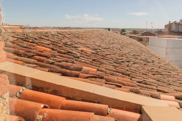 Typisches Dach und Dachziegel Teja Curva in Zafra, Extremadura, Spanien. Gesehen auf dem Pilgerweg Via de la Plata von Sevilla nach Santiago de Compostela