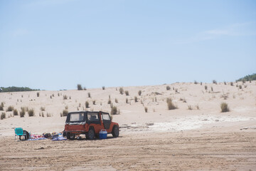 Fototapeta na wymiar Jeep en dunas de arena