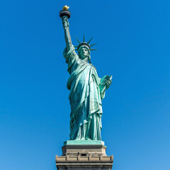 Fototapeta premium Majestic Statue of Liberty Against Clear Blue Sky