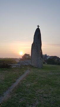 Le beau Menhir de Men Marz au coucher du soleil (Bretagne)
