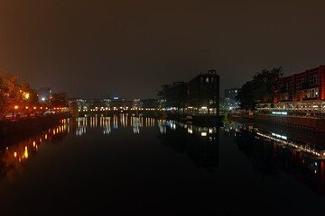 Obraz premium Night view to Oder river in Wroclaw, Poland
