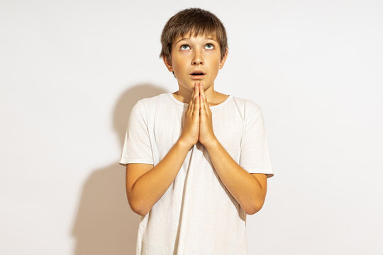 the boy looked up and prayed.
