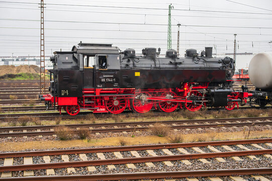 Deutschland , Cottbus , 14.12.2023 , Eine Dampflokomotive der Baureihe 85 der Deutschen Reichsbahn , jetzt im Besitz der  Pre&szlig;nitztalbahn in Cottbus