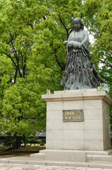 長崎の爆心地の銅像