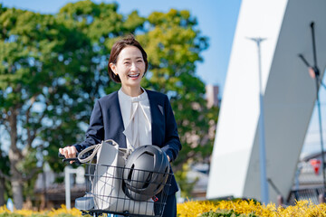 自転車で出勤するスーツを着た日本人女性