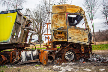 Obraz premium Serious truck accident in traffic. burnt truck, car fire