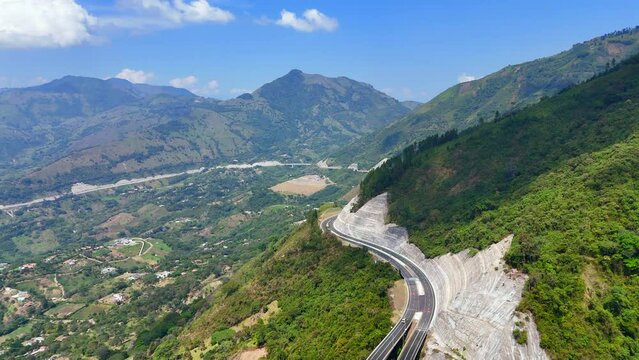 Video a&eacute;reo tomado sobre la carretera conocida como "Conexi&oacute;n Pac&iacute;fico 1" que comunica al Municipio de Amag&aacute; con el corregimiento de Bolombolo.
