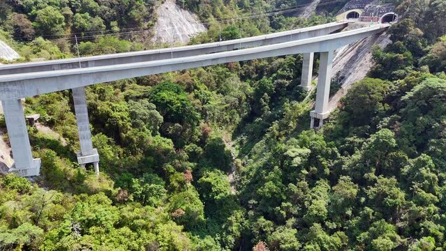 Video a&eacute;reo tomado sobre la carretera conocida como "Conexi&oacute;n Pac&iacute;fico 1" que comunica al Municipio de Amag&aacute; con el corregimiento de Bolombolo.