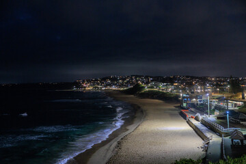 夜のニューキャッスルの海岸沿い