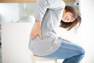 腰痛に悩む日本人のミドル女性