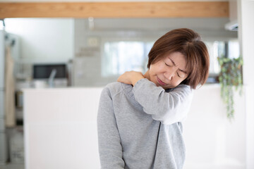 肩こりに悩む日本人のミドル女性