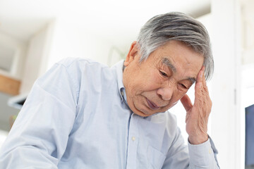 片頭痛に悩む日本人のシニア男性