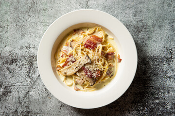 Bacon cheese pasta on plate	