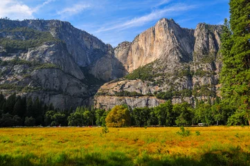 Fototapeten Cook's Meadow, Lost Arrow Spire and a dry Yosemite Falls in late summer, Yosemite National Park, California, USA. © Pedro
