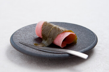 関東風桜餅、高級感のある黒い丸皿とシルバーの菓子切り