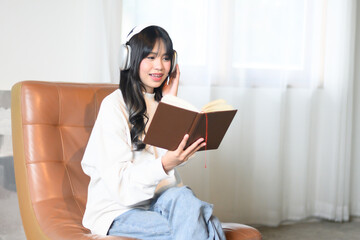 Obraz premium woman in shirt Read a book with headphones