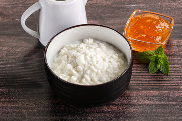 Grain curd with cream and jam
