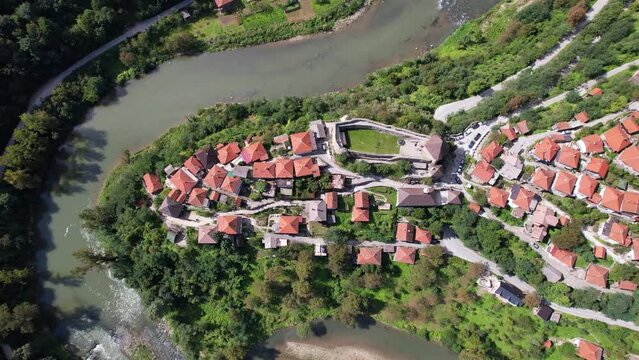 Vranduk is located in central Bosnia, about 12 km north of Zenica on the way to Doboj in a bend in the Bosna river.